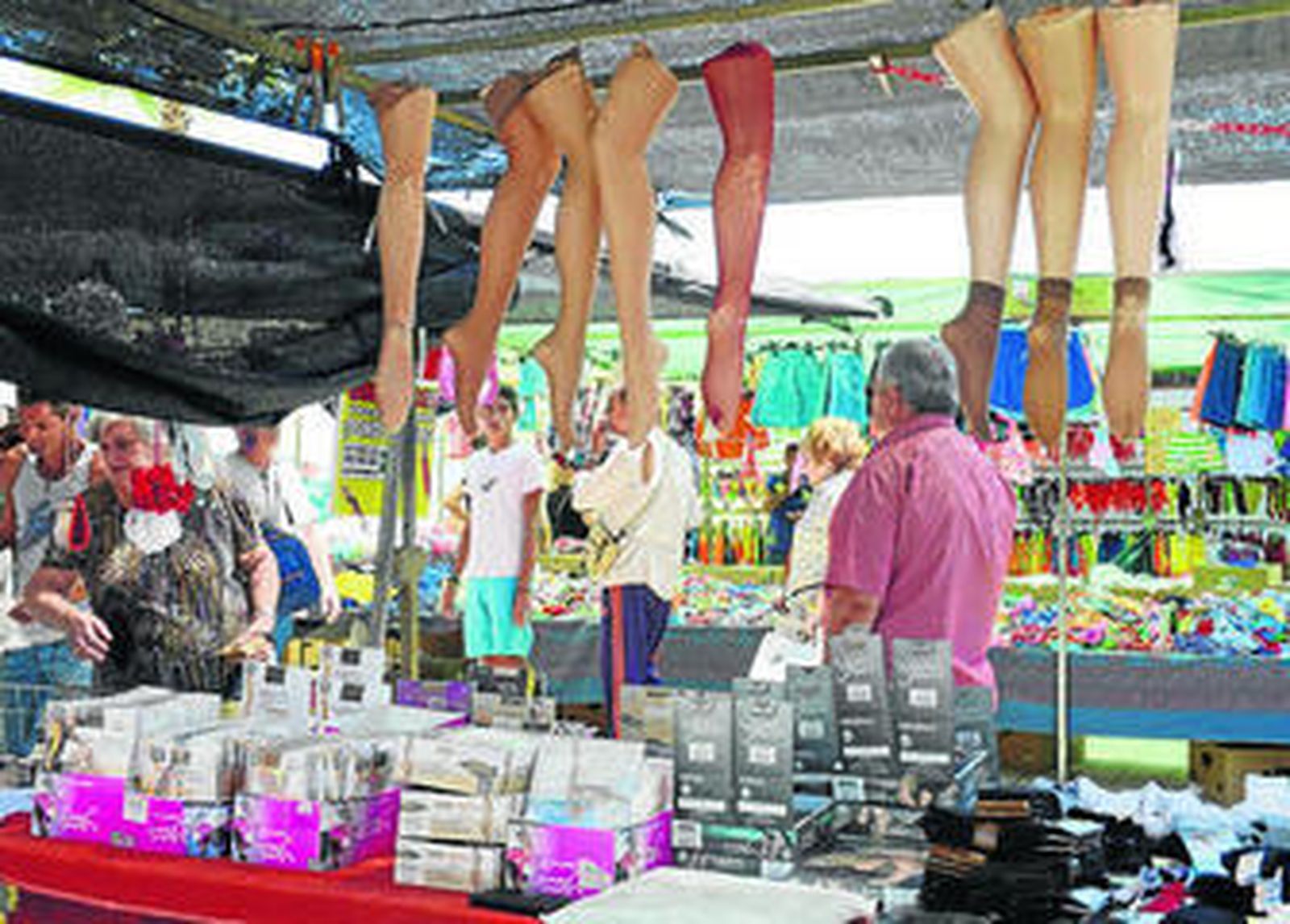 Uno de los puestos del Piojito, que el lunes volvió a instalarse en la Avenida de la Bahía tras el 'parón' de agosto.