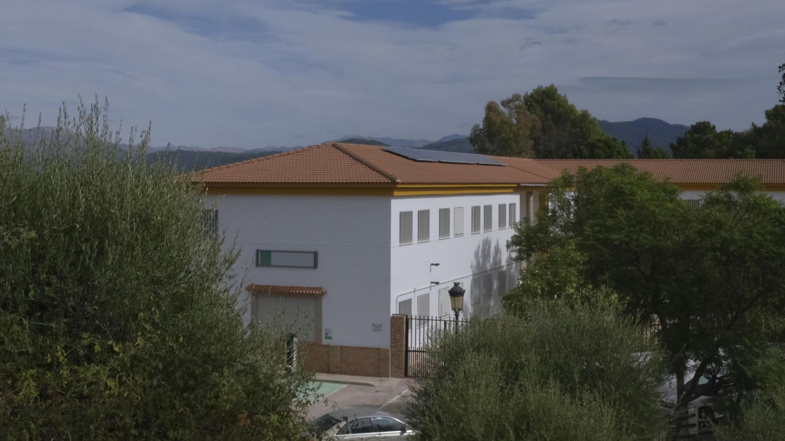 El colegio público también se abastece ya mediante placas solares.