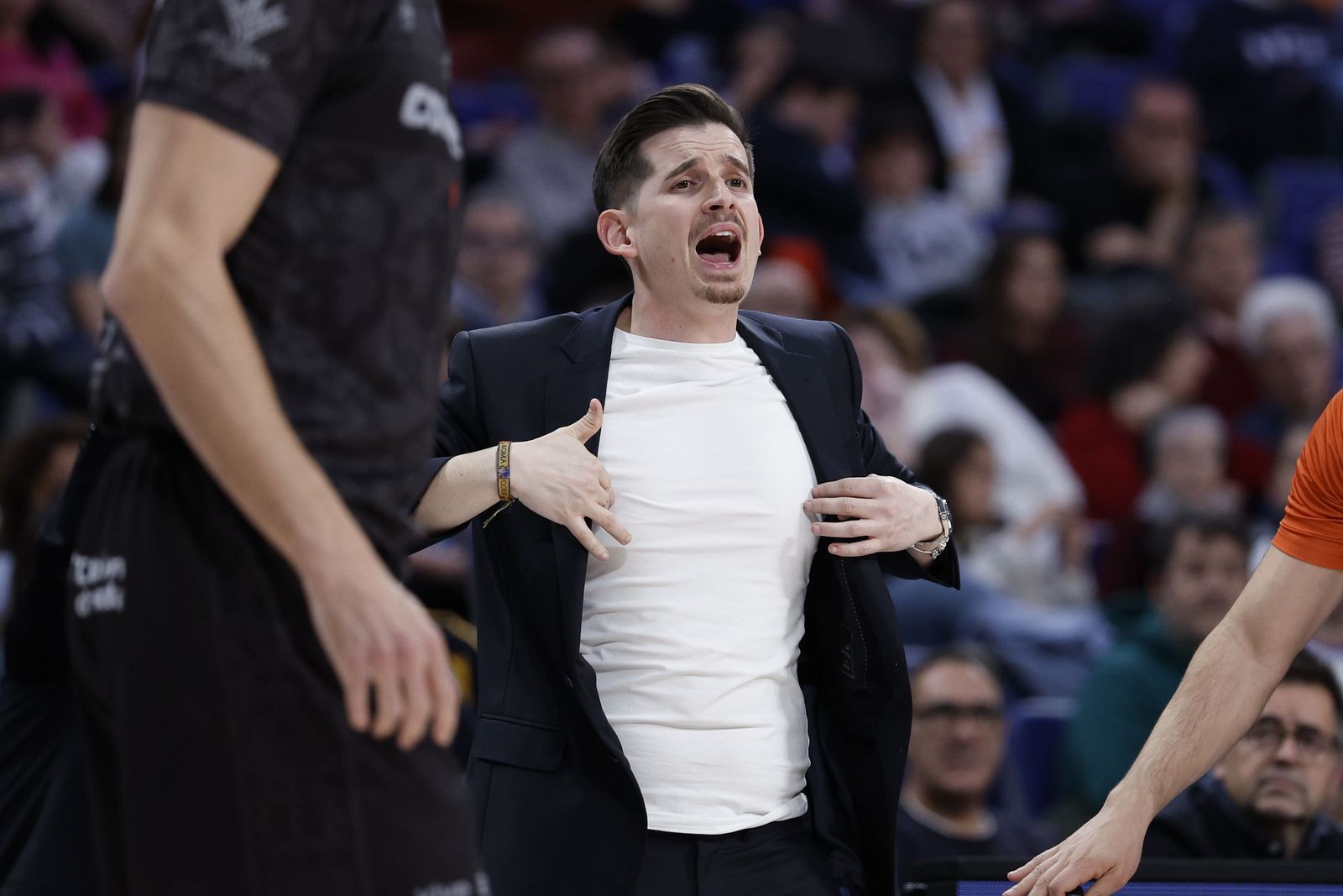 Arturo Ruiz marca una jugada a sus jugadores ante el Real Madrid.