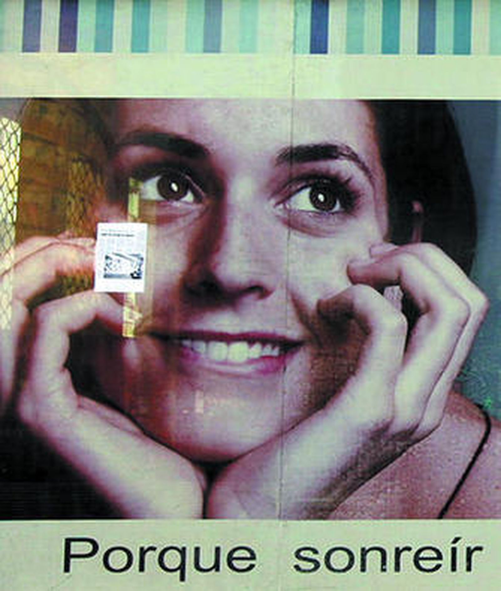 Publicidad de Dental Line con el lema "Porque sonreír no cuesta tanto", en su sede de Jerez.