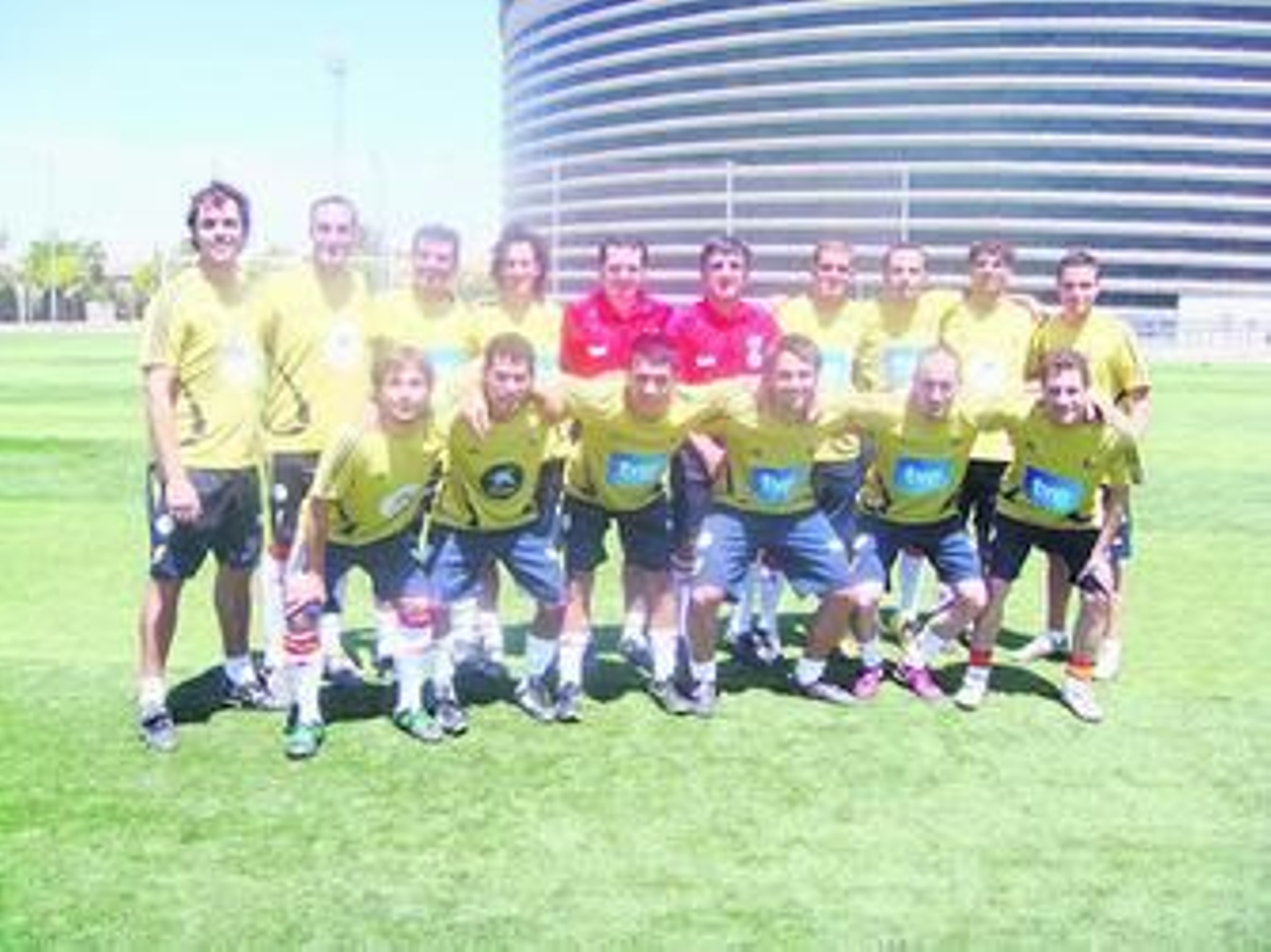 Corralejo (abajo, tercero por la izquierda) y Benabat (arriba, tercero por la derecha), con la selección.