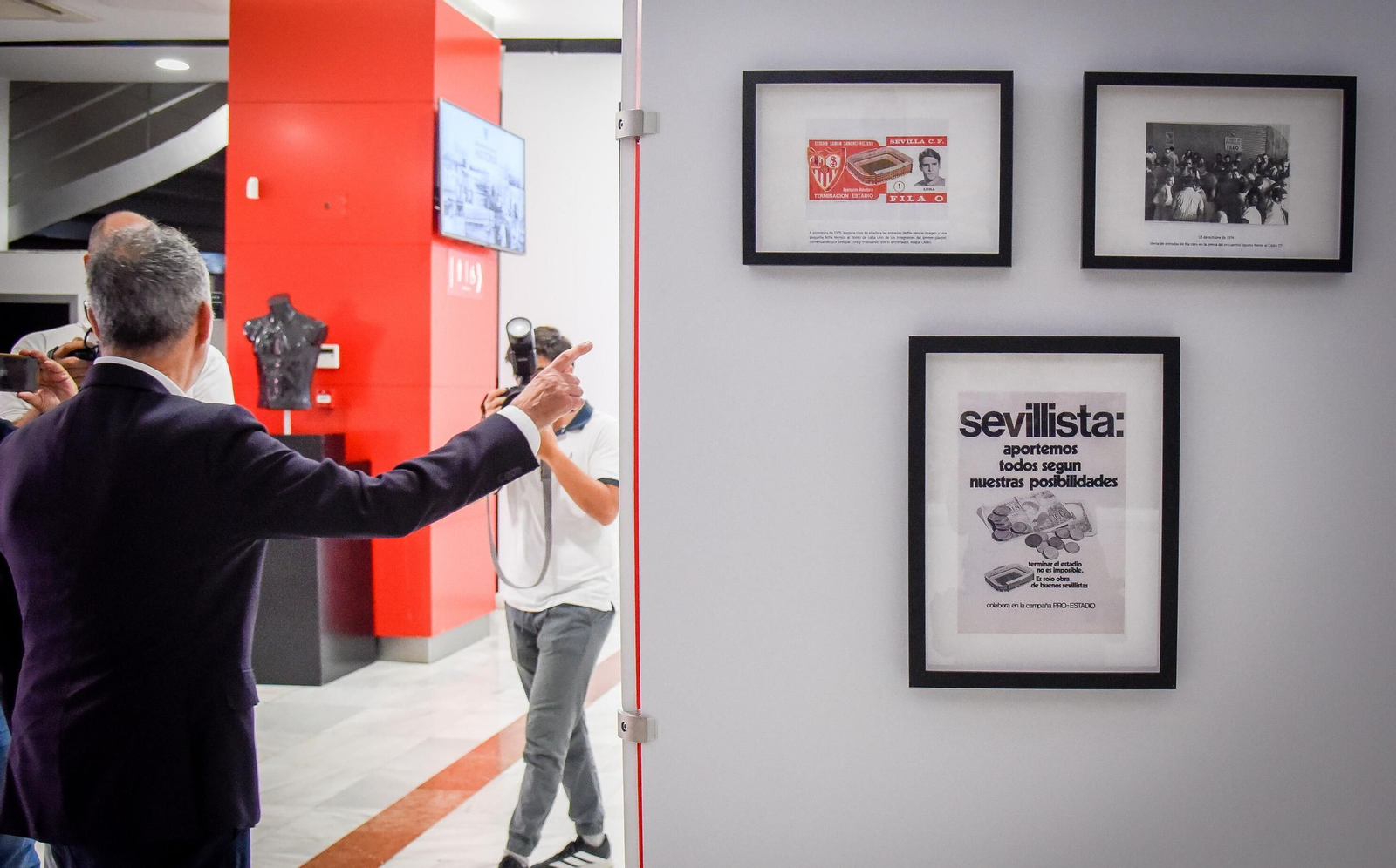 La exposición del 50º aniversario del cerramiento del estadio Ramón Sánchez-Pizjuán