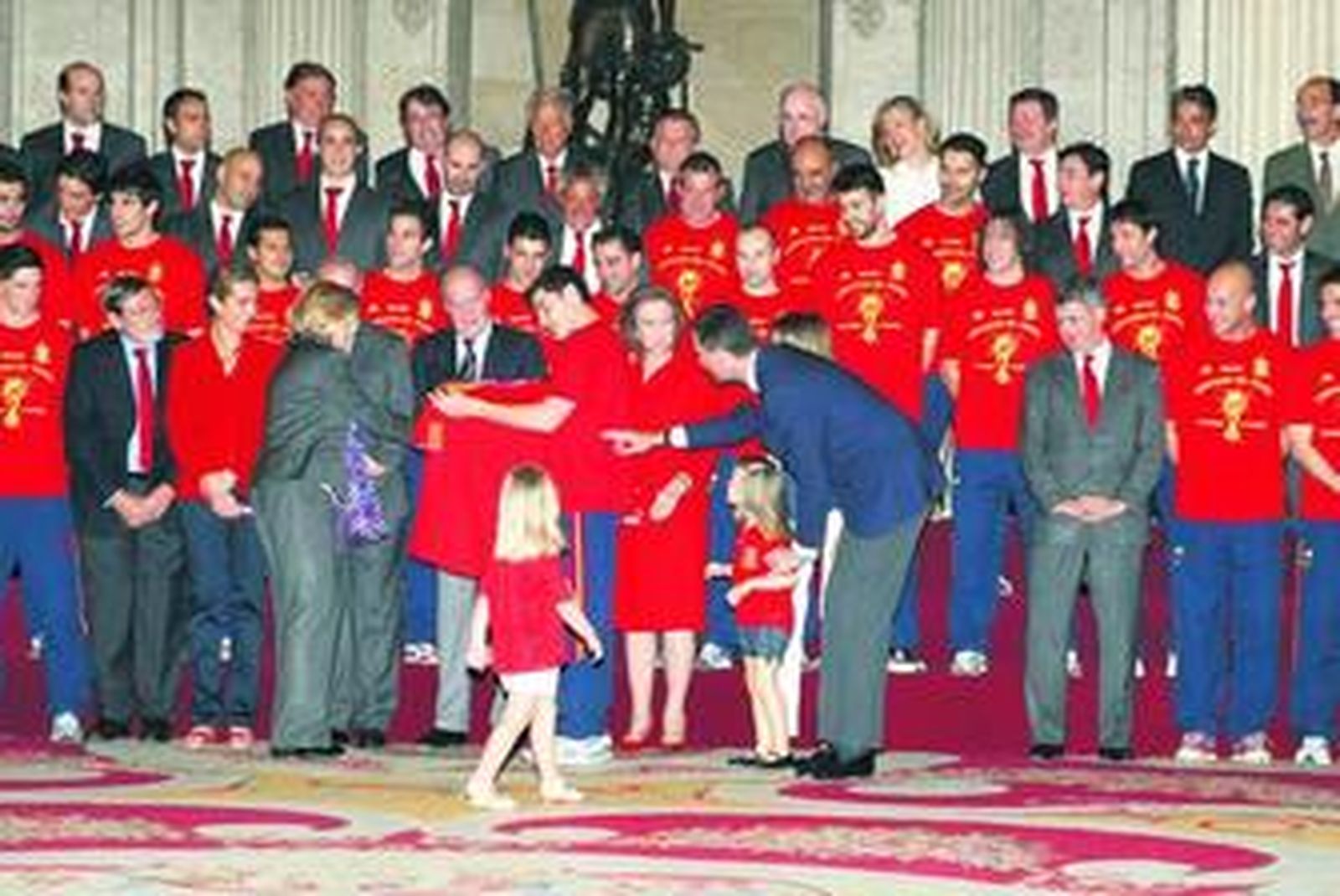 Íker Casillas entrega una camiseta de la selección al rey Juan Carlos durante el acto en el Palacio Real.