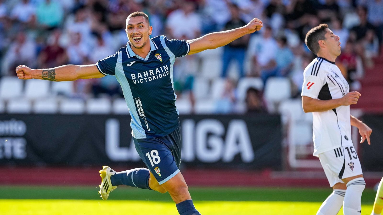 Adri Fuentes celebra el primero de sus dos goles en Albacete.