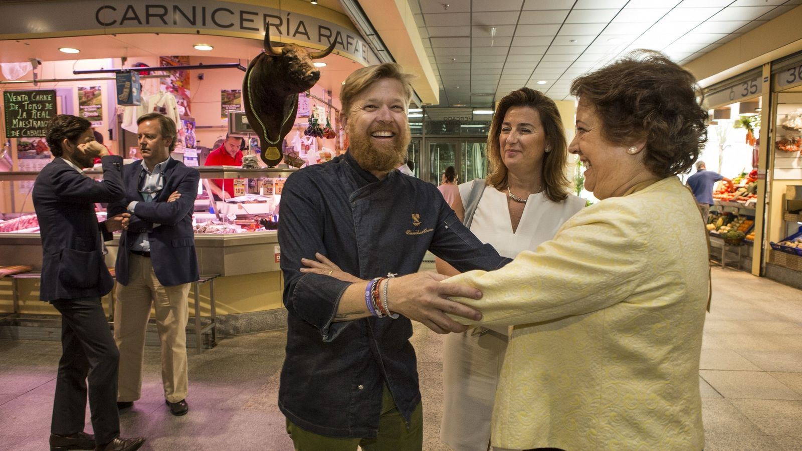 Carmen Castreño saluda al chef Daniel del Toro en el Mercado de la Encarnación.