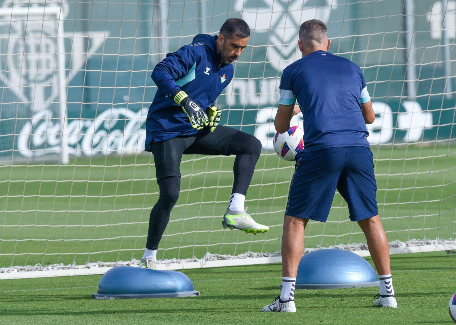 Claudio Bravo se ejercita en la Ciudad Deportiva Luis del Sol.