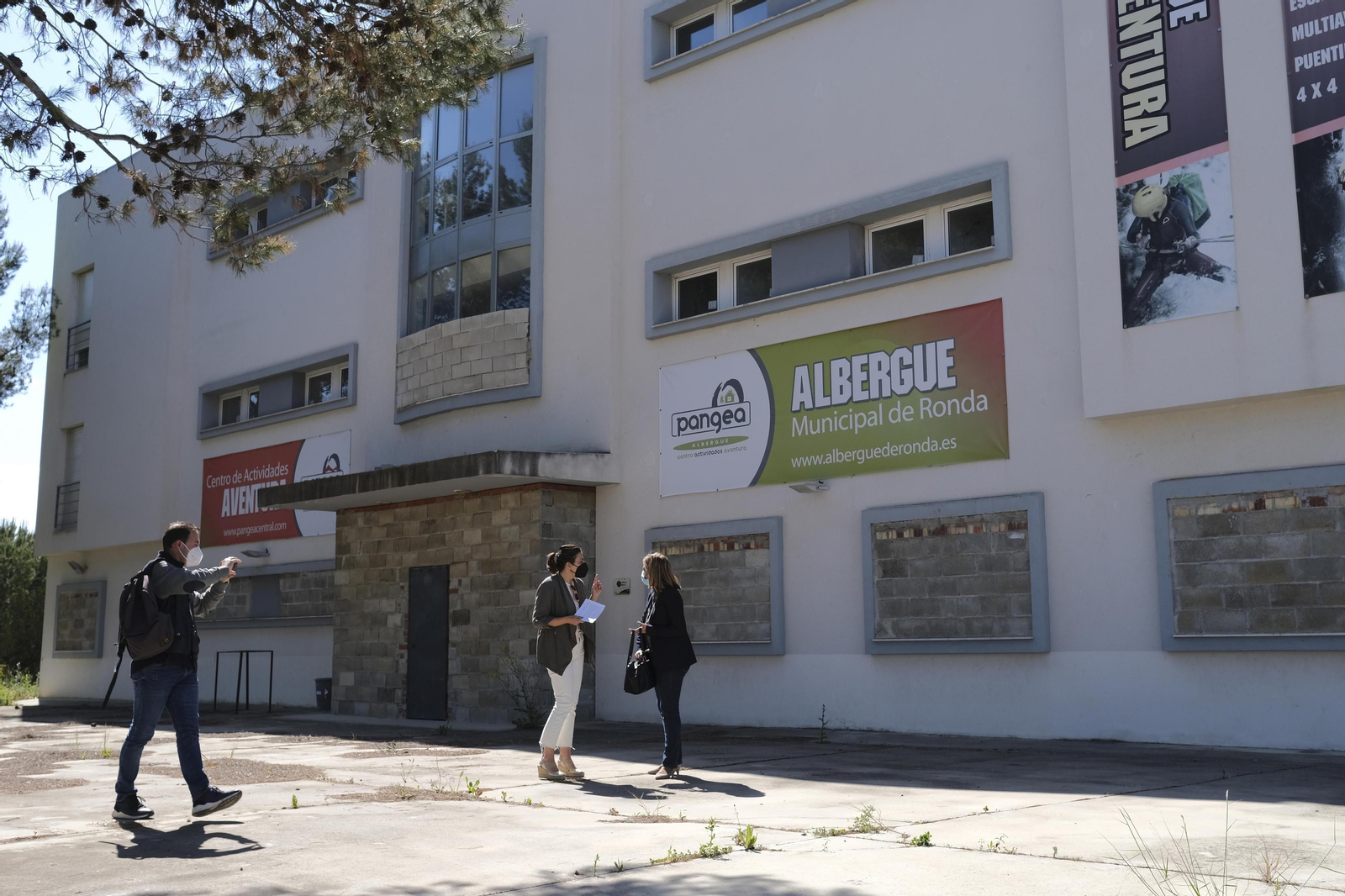 La alcaldesa de Ronda y la delegada municipal de Contratación visitaron las instalaciones.
