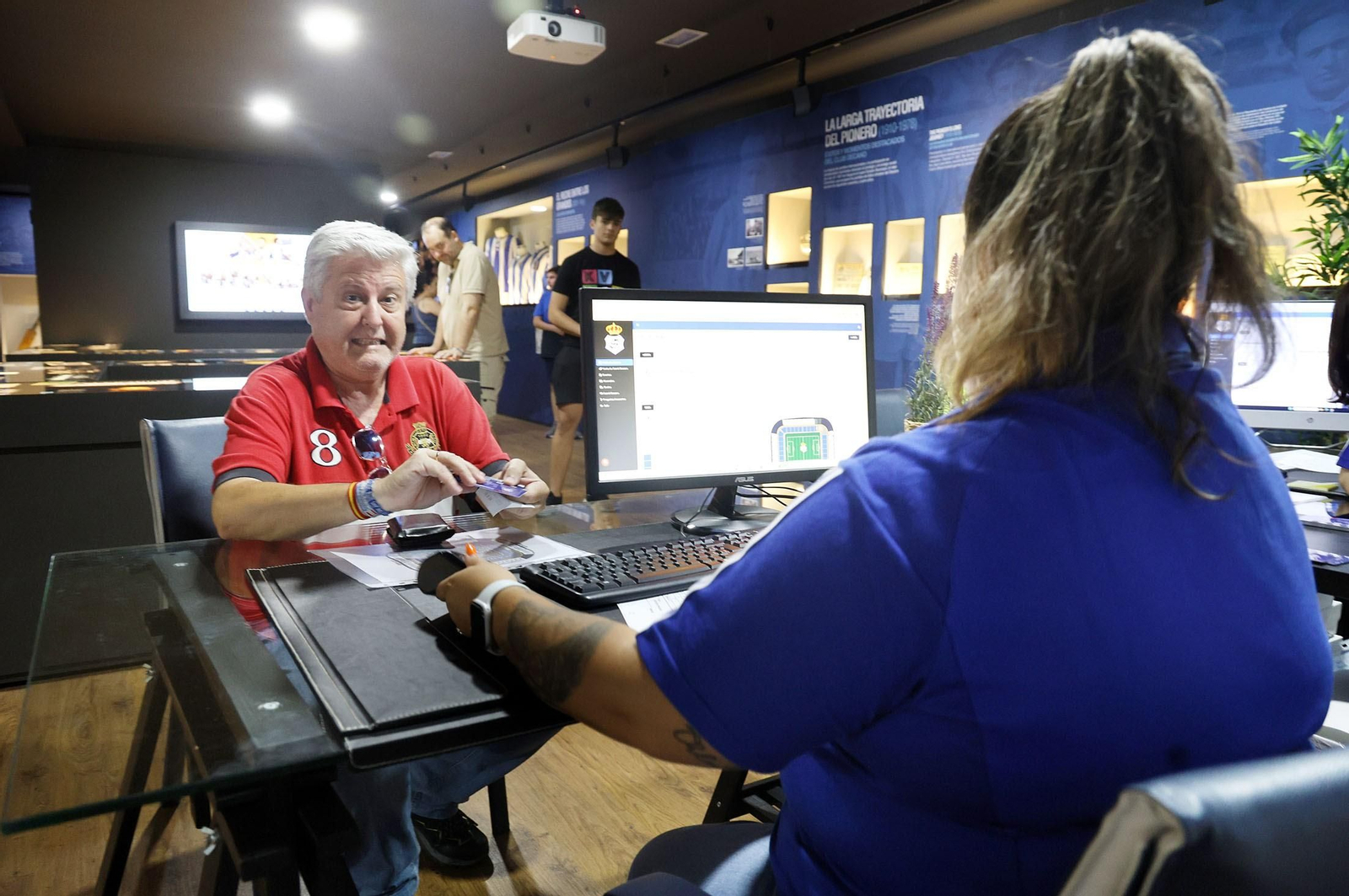 Un recreativista saca su abono para la próxima temporada en el Nuevo Colombino.