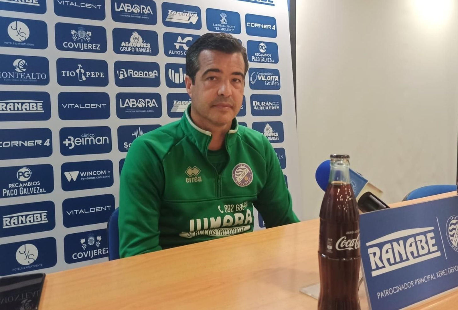José Pérez Herrera, atendiendo a los medios en la sala de prensa de Chapín.