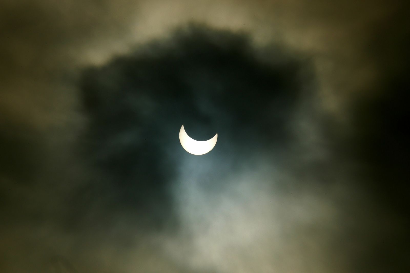 Las imágenes del último eclipse solar de la década