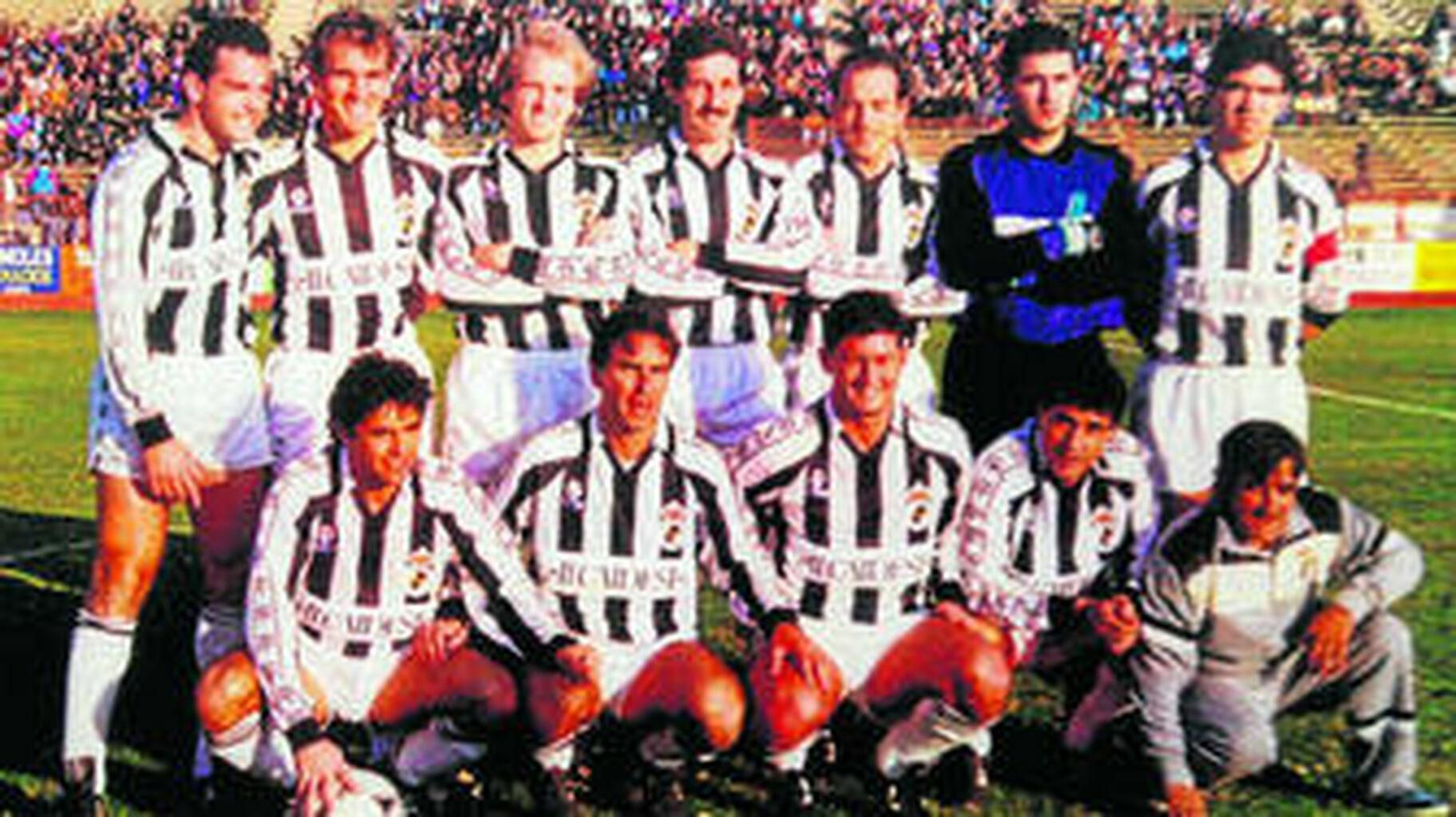 Requena (de azul) en una formación de la Balona en la campaña 1991-92 Requena (de azul) en una formación de la Balona en la campaña 1991-92