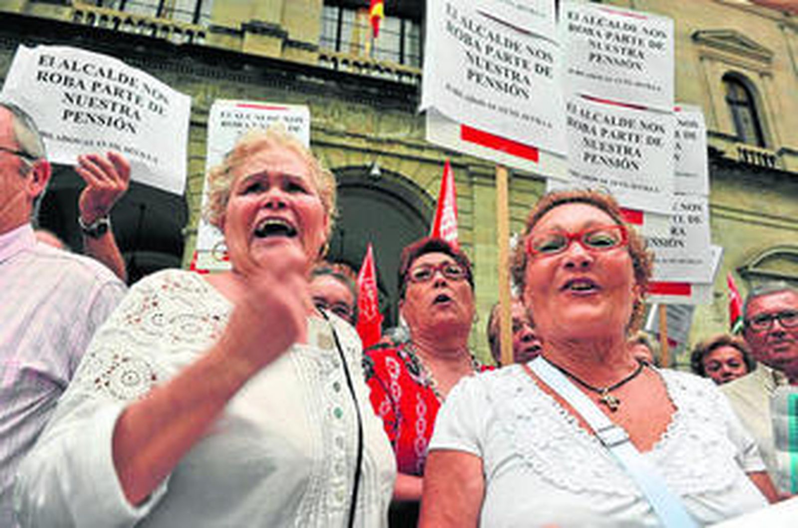 Un grupo de jubilados del Ayuntamiento durante una reciente protesta frente al Ayuntamiento.