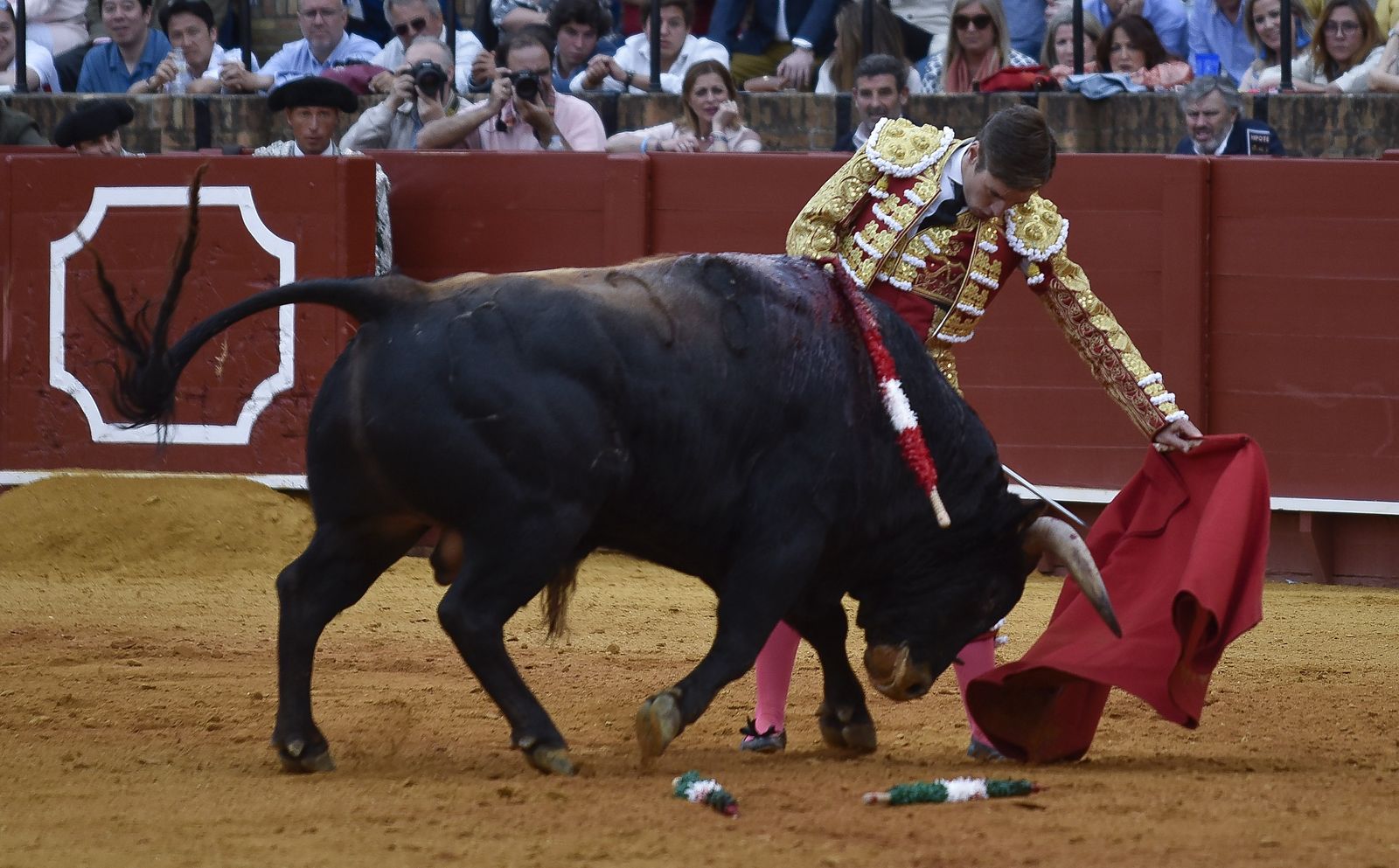 El diestro ecijano Ángel Jiménez, en un natural al cuarto novillo, al que cortó una oreja.