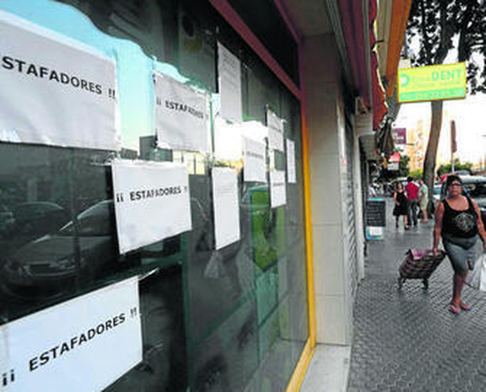 El escaparate de la clínica Caredent Triana, poco después de cerrar el pasado mes de julio.