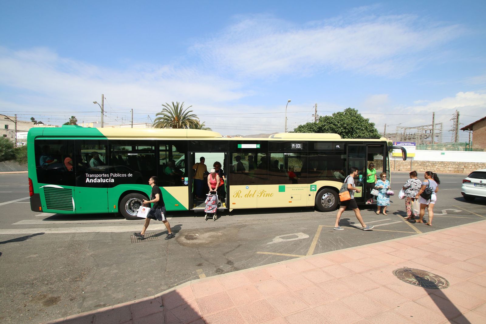 El autobús con destino a la Universidad, con cinco paradas en Huércal