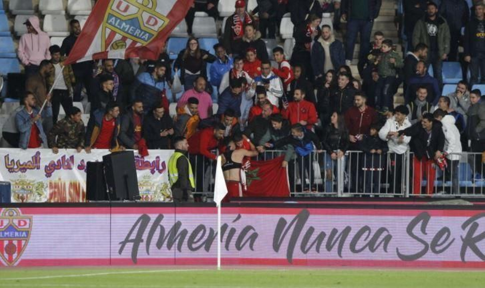 Darwin, autor de un doblete aquel 7 de marzo de 2020, abrazado por la afición en   un gesto hoy impensable.