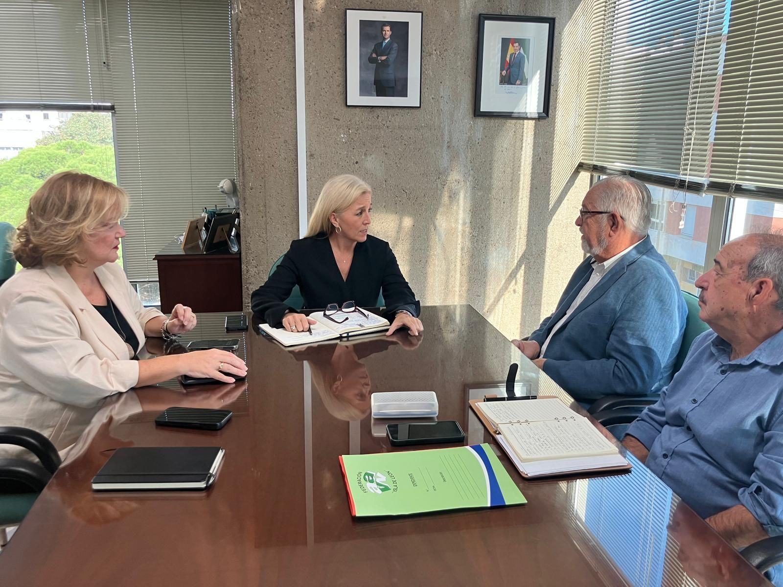La delegada territorial de Salud, Eva Pajares, reunida con los representantes de la Federación de Asociaciones de Vecinos Isla de León para abordar la situación del centro de salud de Camposoto en San Fernando