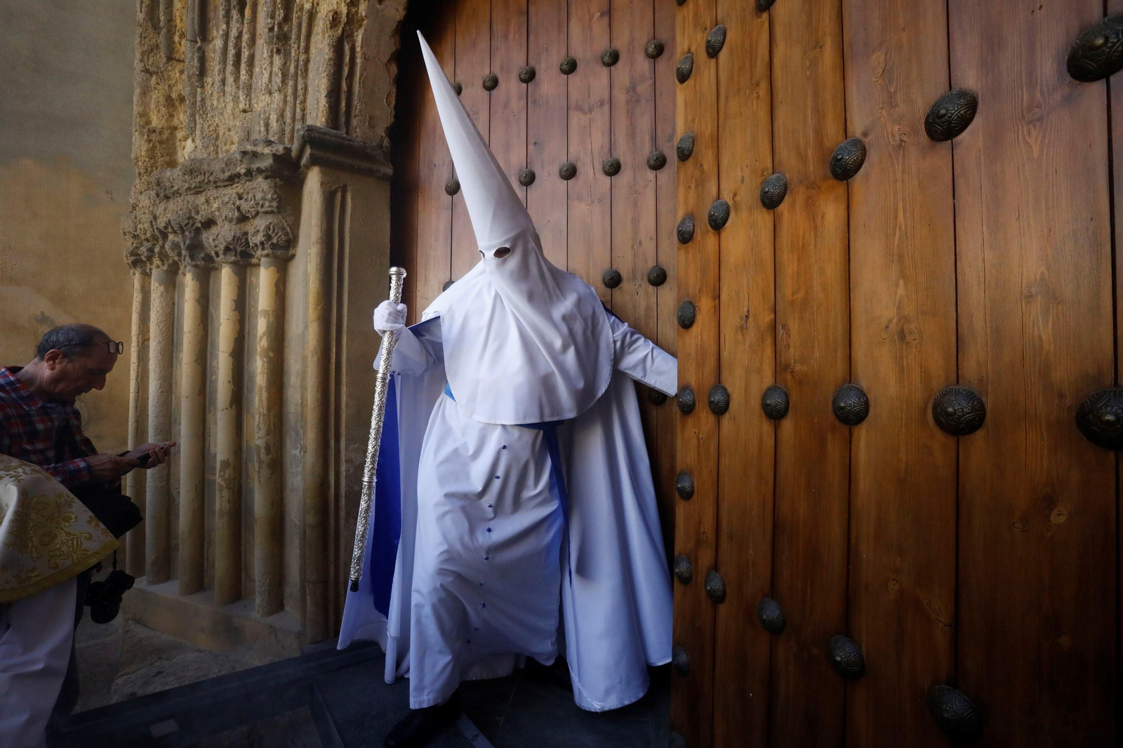 Domingo de Resurrección en Córdoba: la procesión de la hermandad del Resucitado, en imágenes