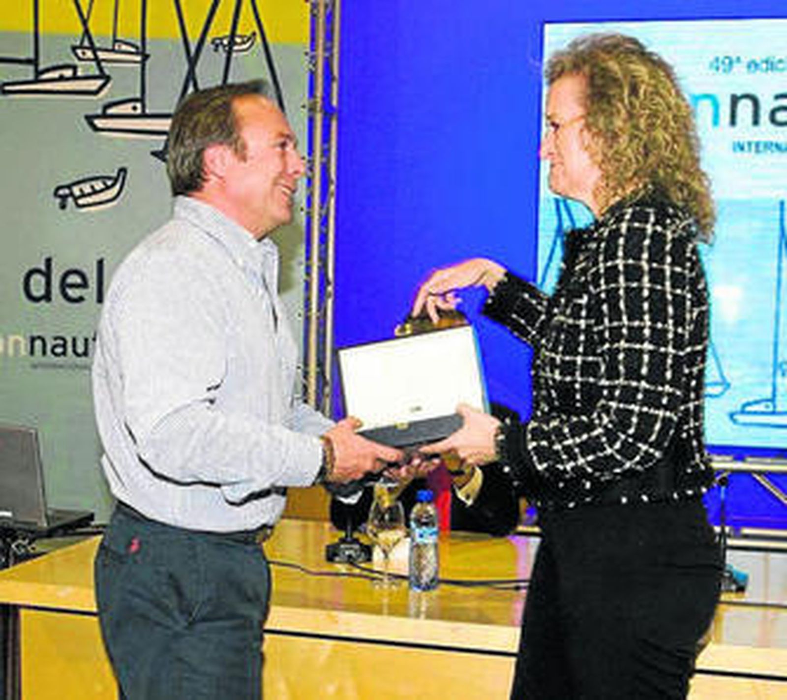 El único superviviente de la tragedia recoge el galardón.