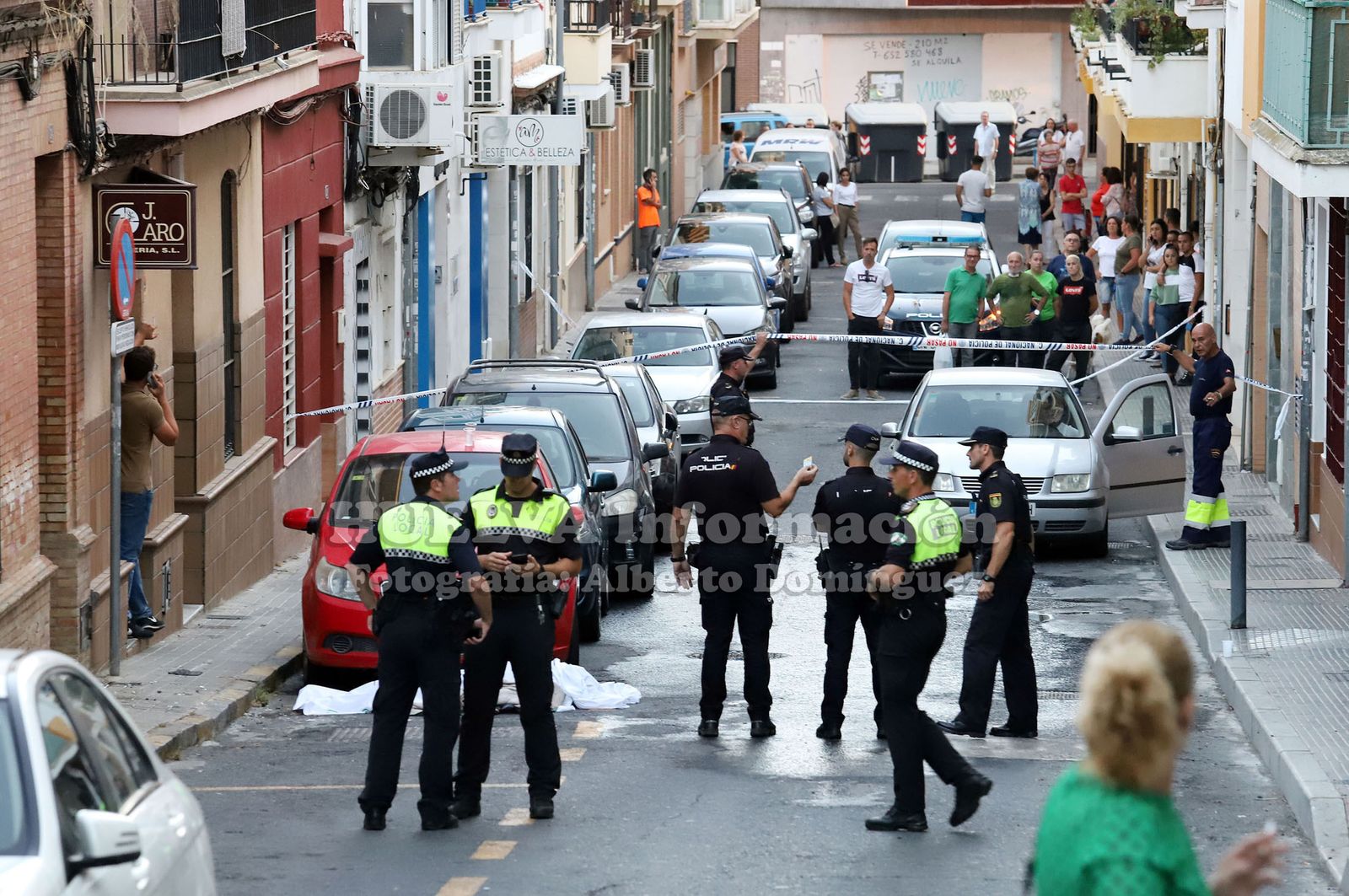Imágenes del incendio de una vivienda en la calle Ciudadela