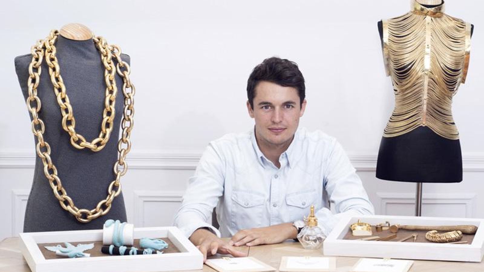 Juan Suárez, rodeado de algunas de las creaciones de 'Aristocrazy'.