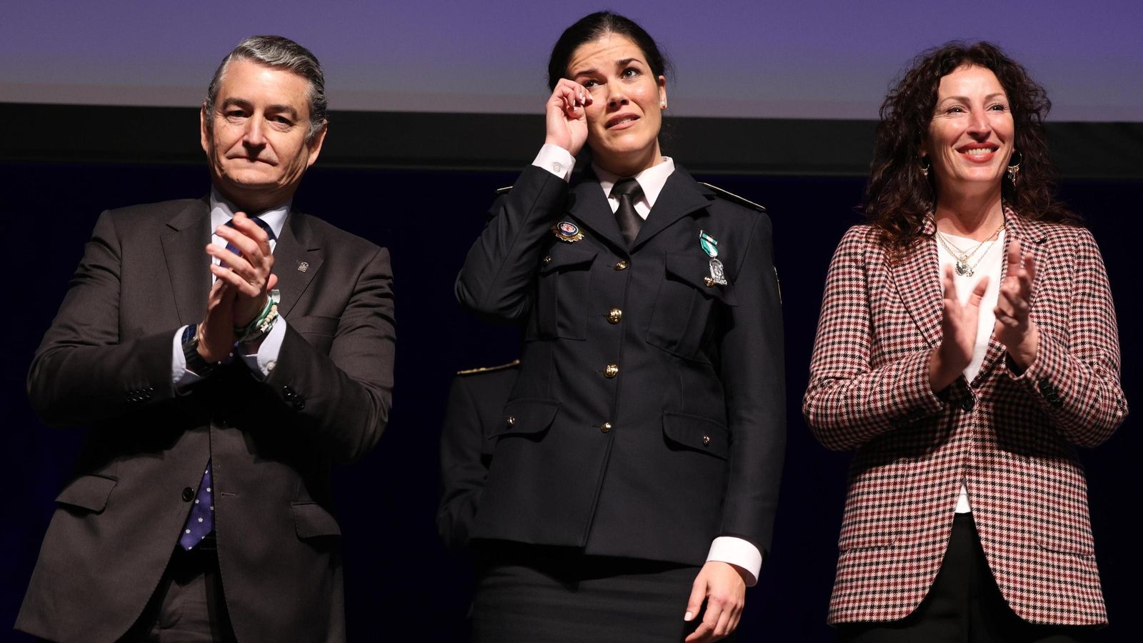 La policía Ana Menchaca, emocionada, recibe los aplausos de la sala acompañada por Antonio Sanz y Patricia Navarro. La policía Ana Menchaca, emocionada, recibe los aplausos de la sala acompañada por Antonio Sanz y Patricia Navarro.