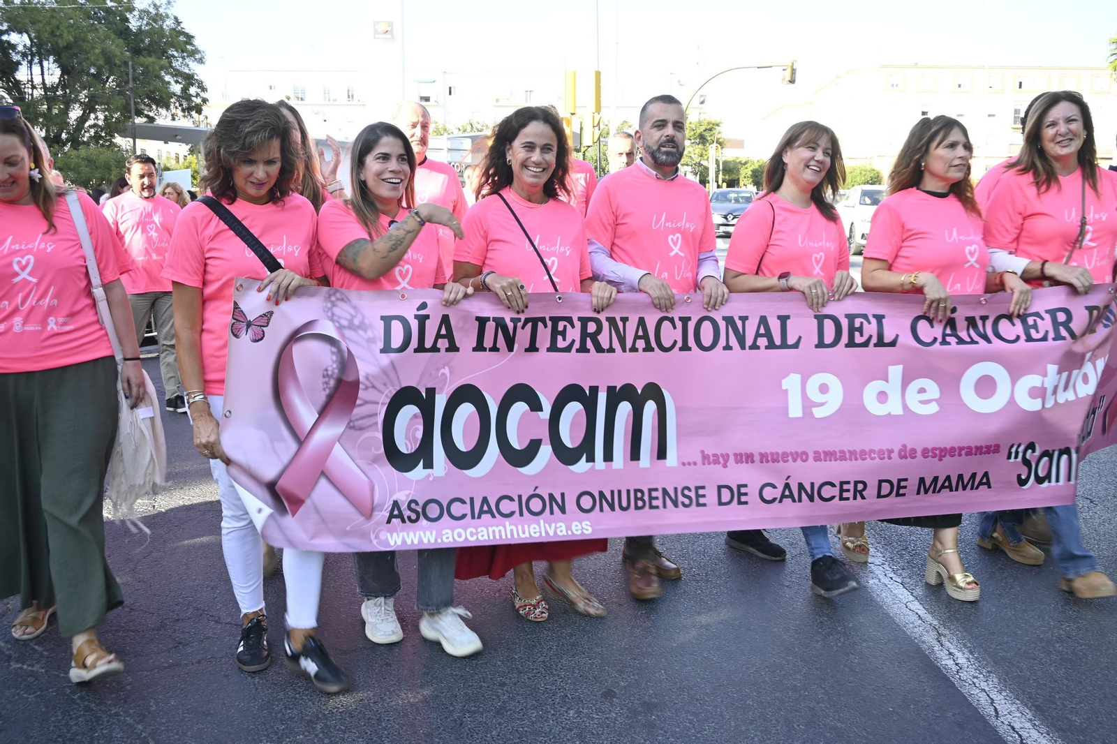 Cadena humana del día internacional del cáncer de mama