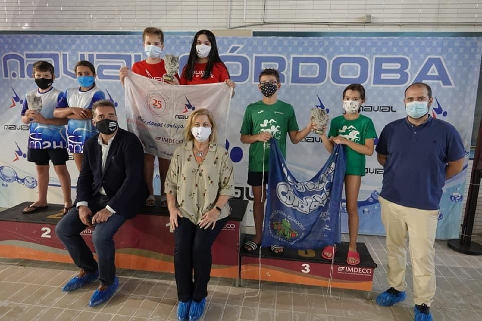 Imagen del podio final, con el Navial en lo más alto, escoltado por el Dos Hermanas y el Natación Córdoba.