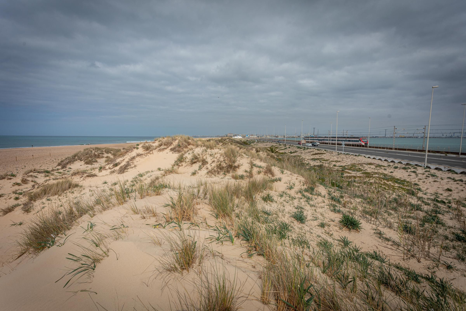 Tramo de dunas, visto desde Torregorda, con El Chato y Cádiz al fondo, por donde discurriría el Eurovelo 8, previsto inicialmente al otro lado de la vía del tren.