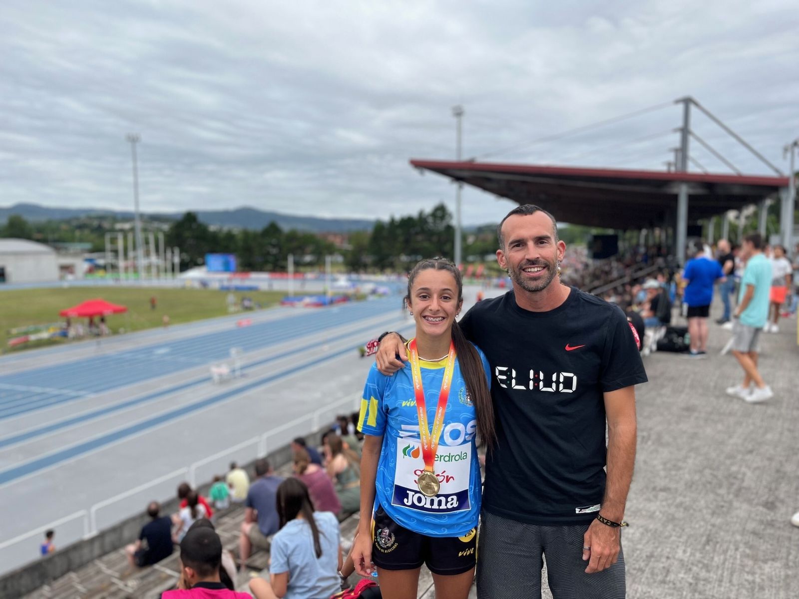 Marina Delgado y el técnico Saúl Sáez.