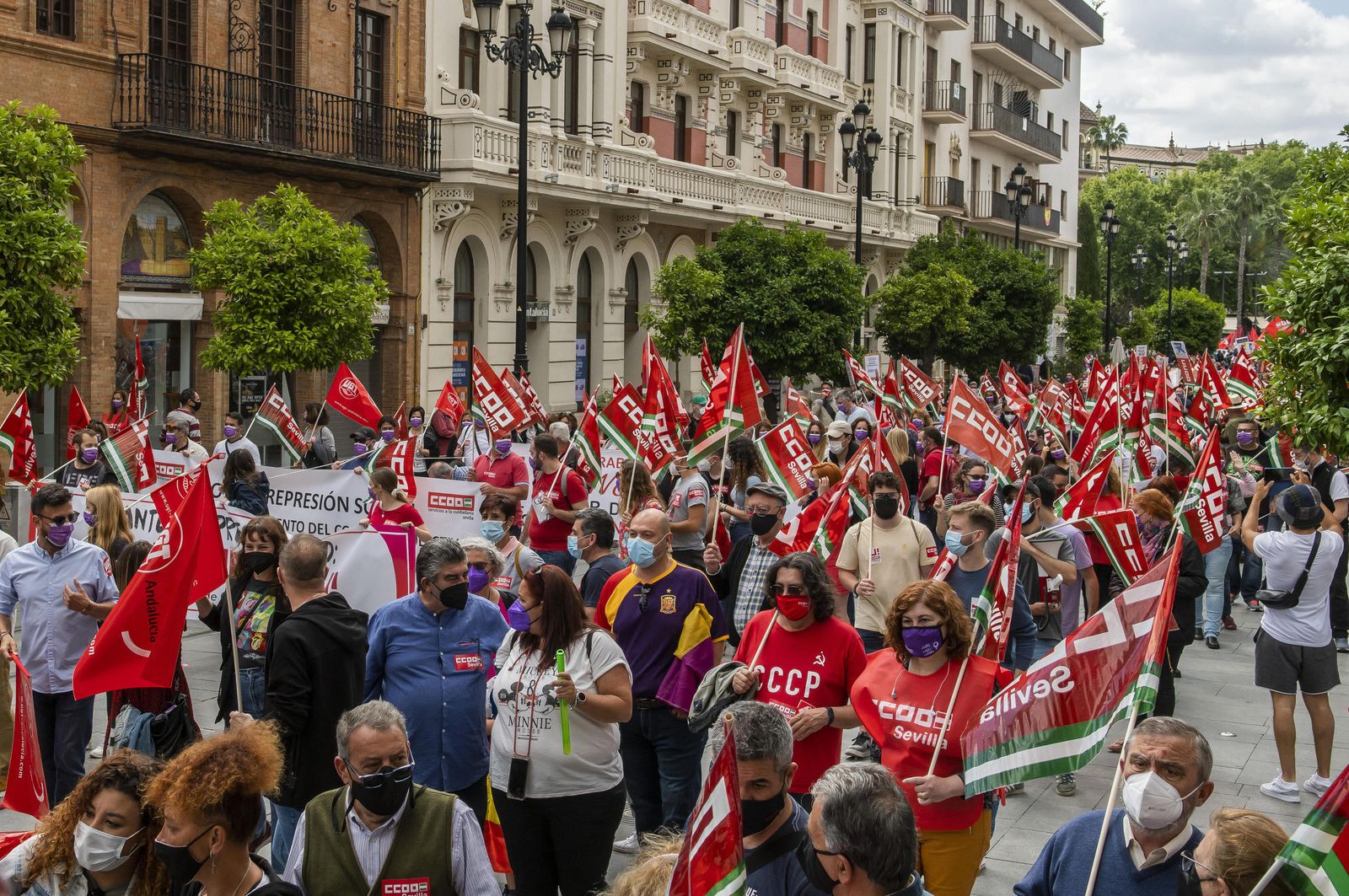 Manifestación del 1 de mayo a su paso por la Avenida de la Constitución.