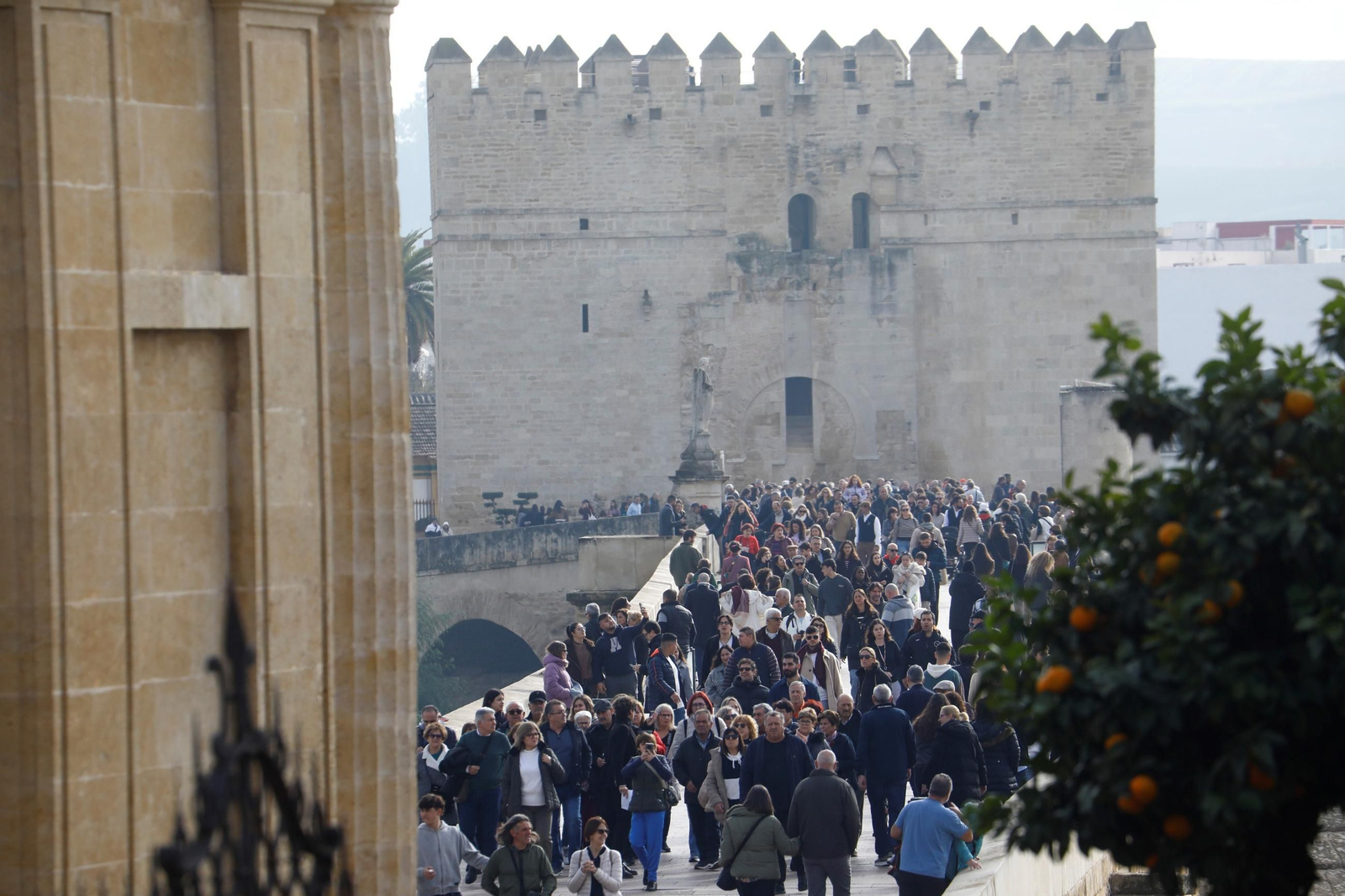 Los turistas 'toman' Córdoba en el puente de la Constitución
