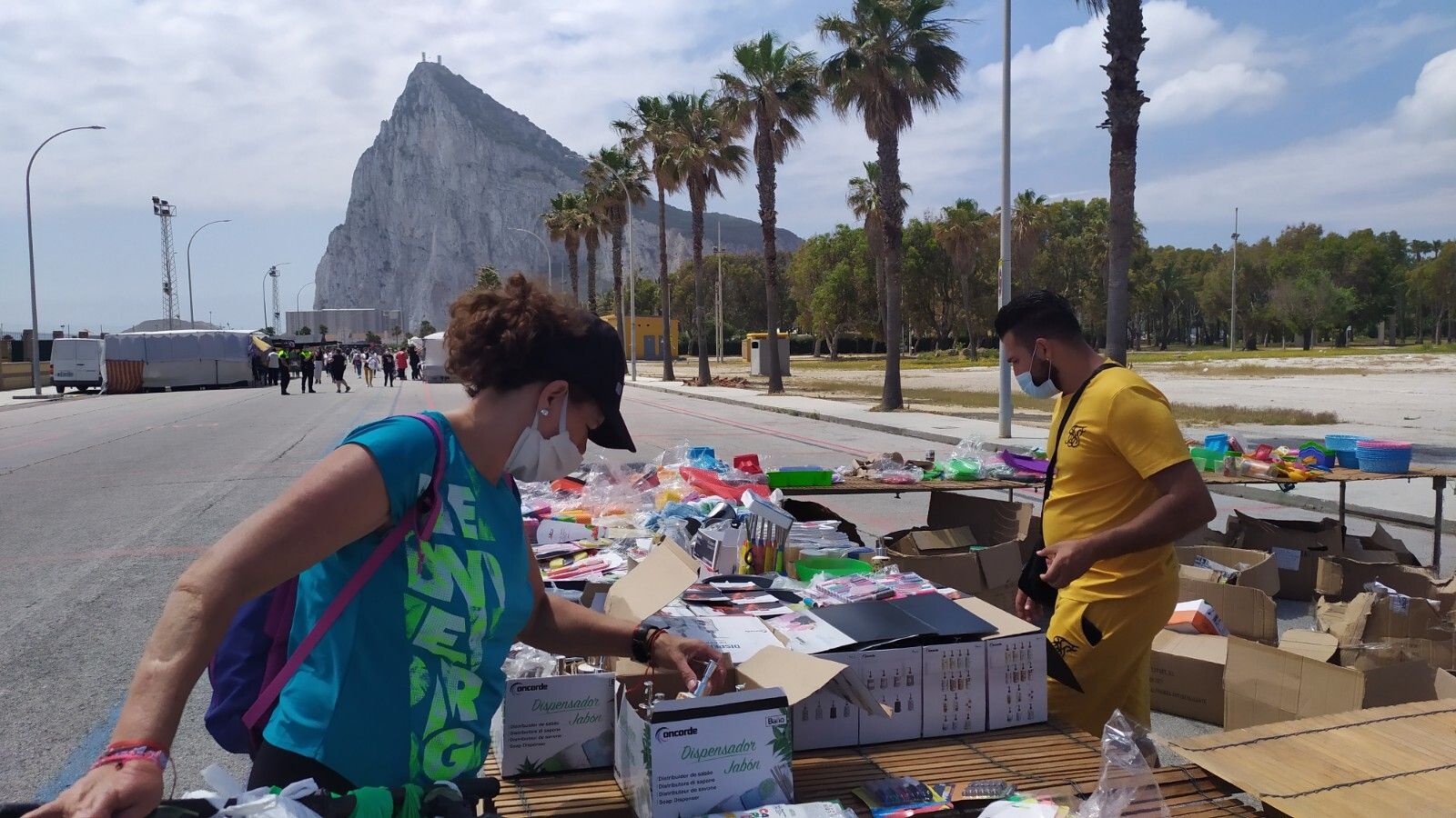 Dos vendedores organizan la mercancía puesta a la venta en el mercadillo de La Línea, este miércoles.