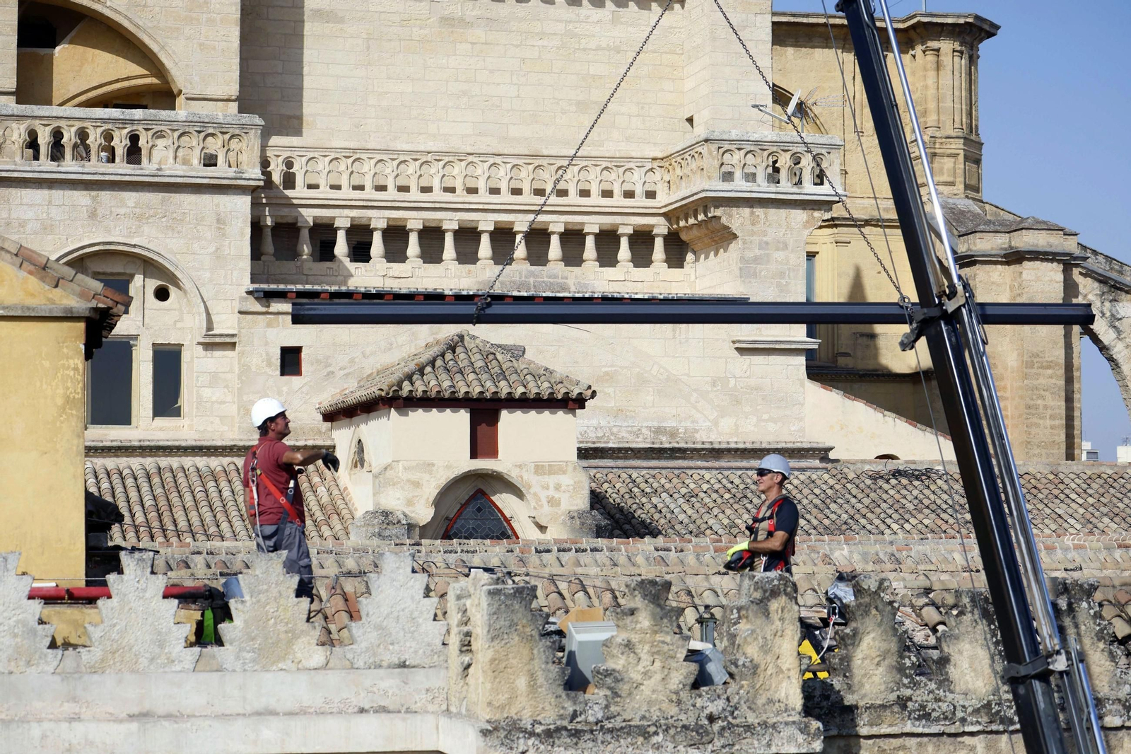 Operarios durante los trabajos en la Mezquita-Catedral de Córdoba.