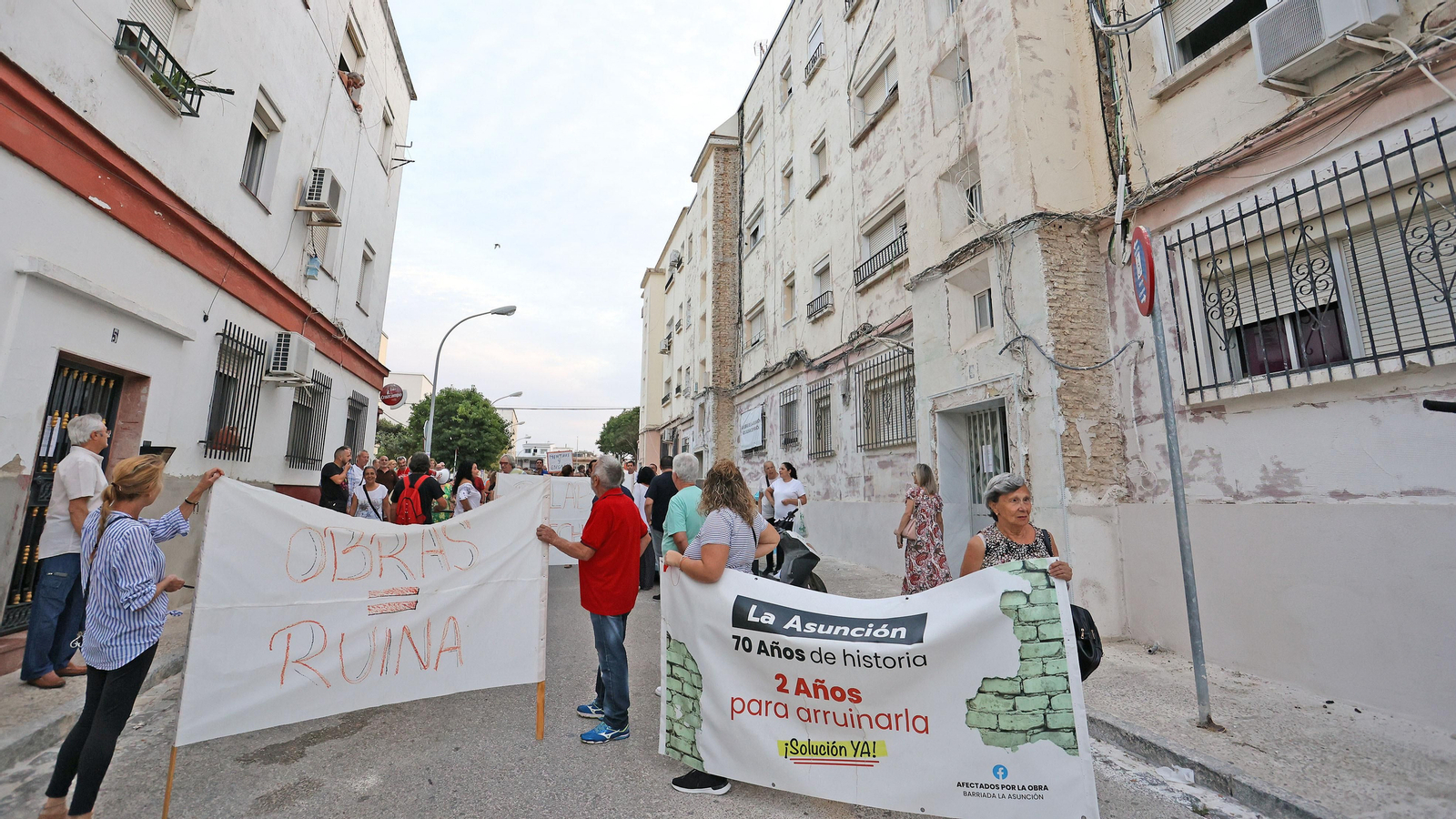 Manifestación de los vecinos de La Asunción de Jerez por los retrasos de la rehabilitación de sus bloques