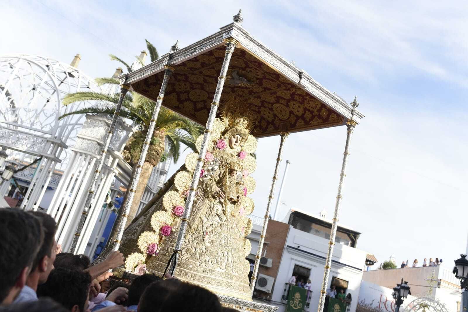 La Virgen del Rocío avanza por las calles de Almonte, en imágenes