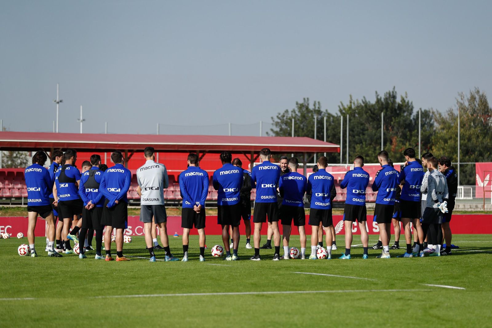 Vicente Moreno se dirige a la plantilla en uno de los campos de la ciudad deportiva del Sevilla.