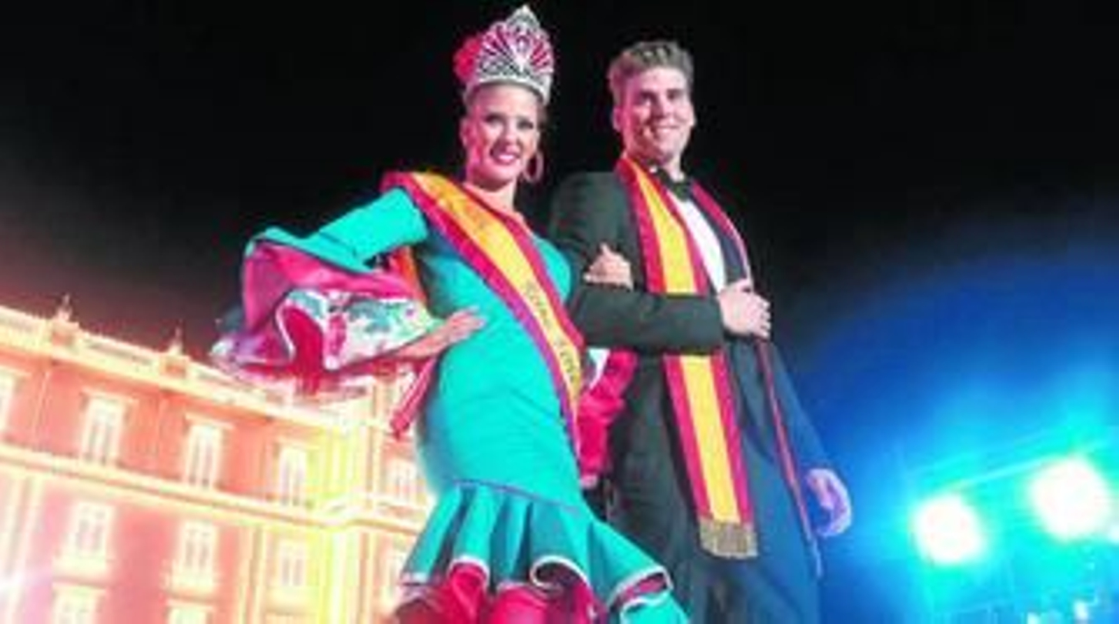 Los premiados haciendo el desfile ya como Reina y Míster de Málaga 2016.