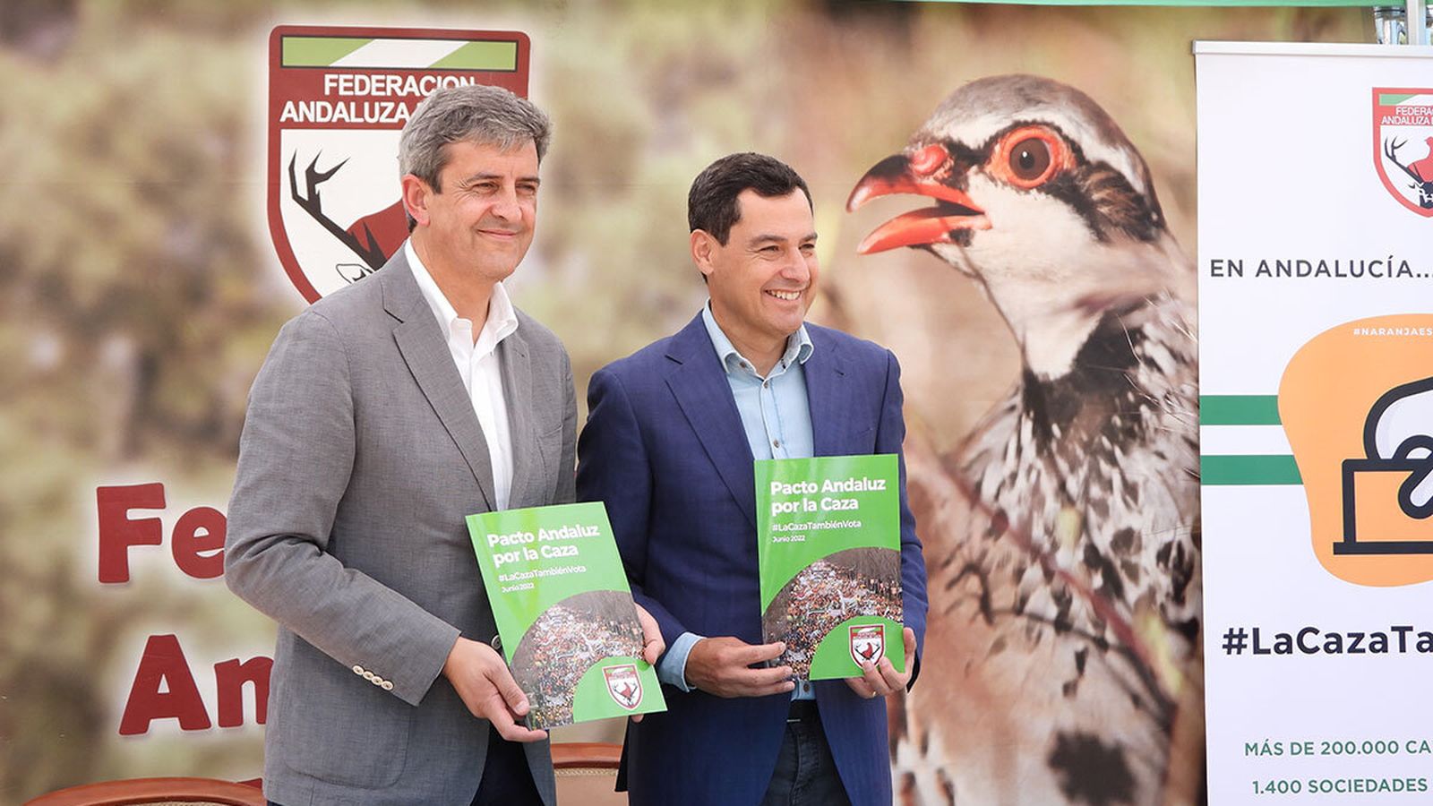 José María Mancheño y Juanma Moreno tras la firma del Pacto Andaluz por la Caza del candidato del PP.