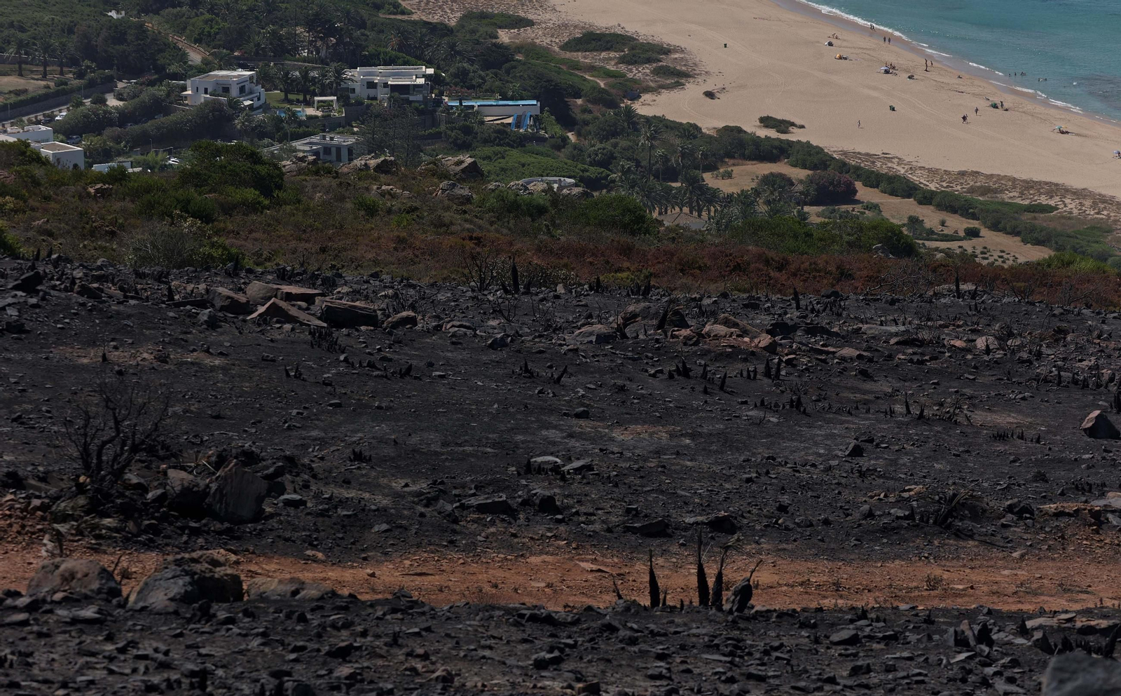 Así han quedado Atlanterra y Zahara de los Atunes tras el incendio forestal en la Sierra de la Plata de Tarifa