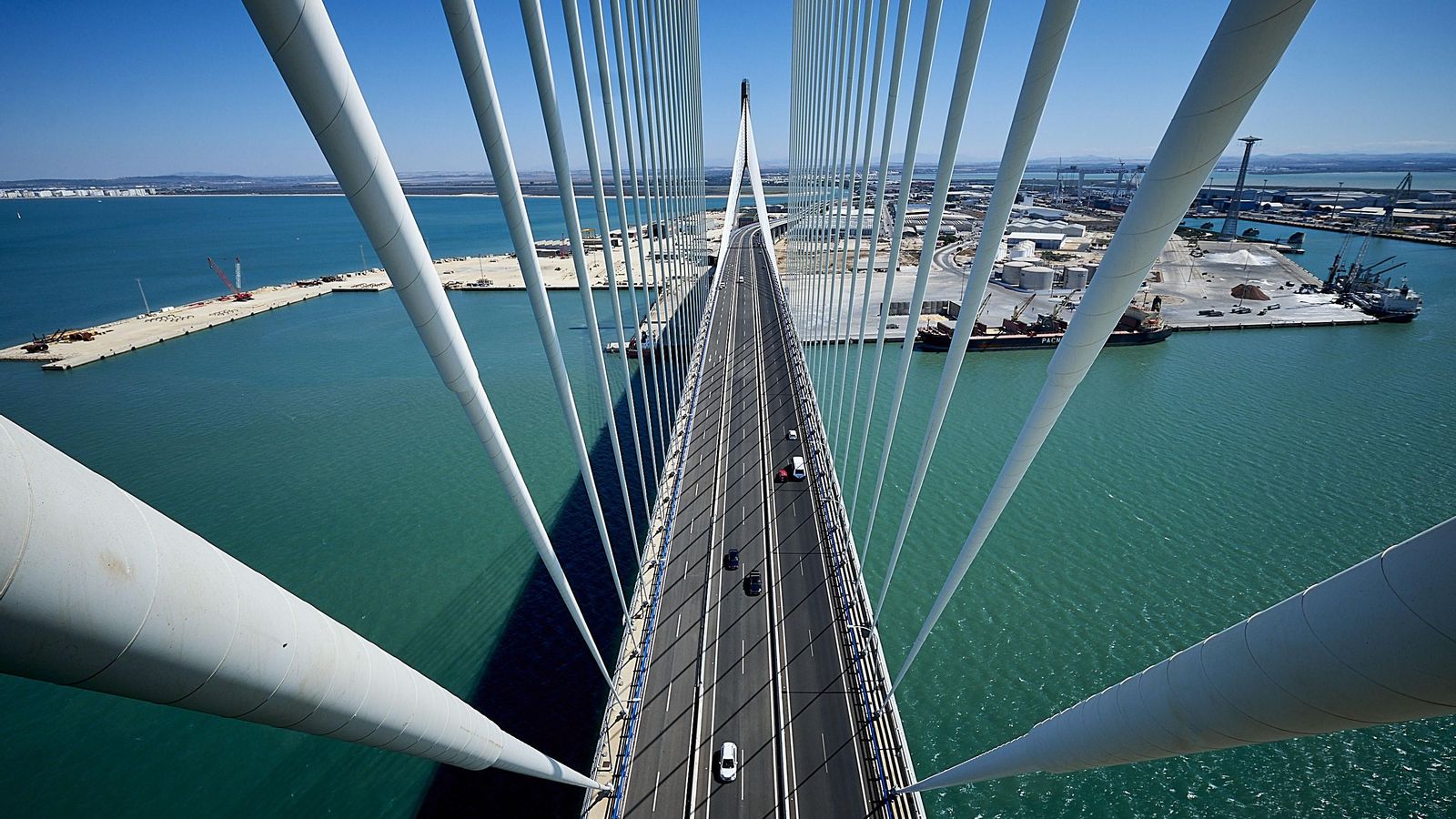 El puente, con su plataforma para el tranvía