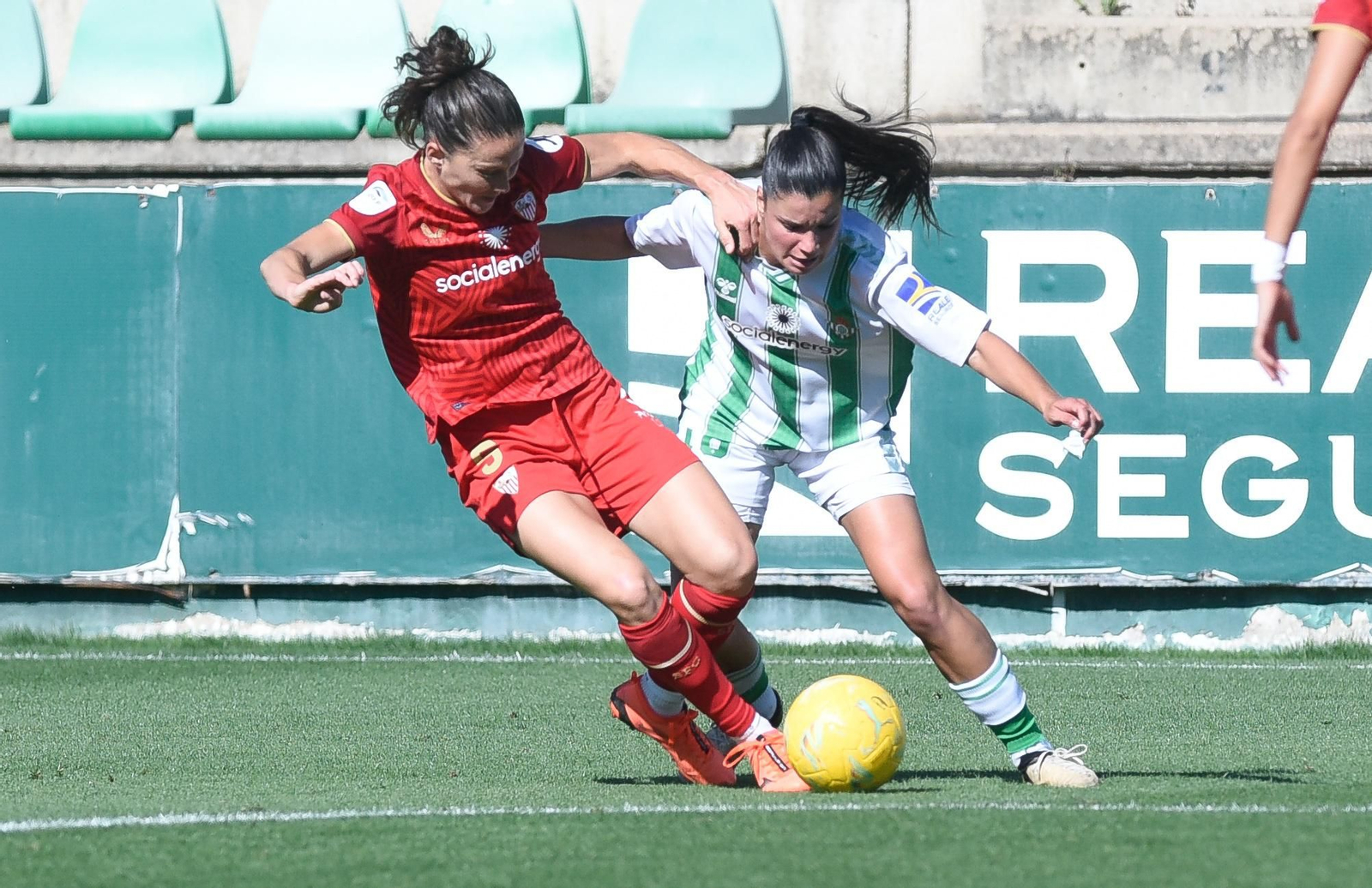 Jugada en el último derbi sevillano, el betis-Sevilla en mayo pasado (1-1).