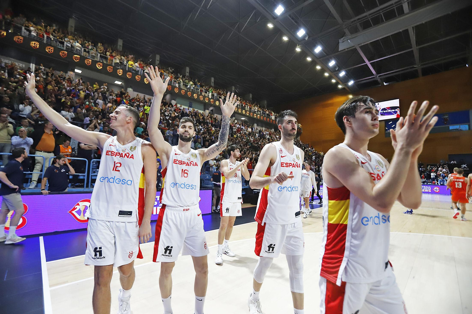 Imágenes de la celebración de la selección Española de baloncesto por certificar su pase con una victoria ante Paises Bajos Imágenes de la celebración de la selección Española de baloncesto por certificar su pase con una victoria ante Paises Bajos