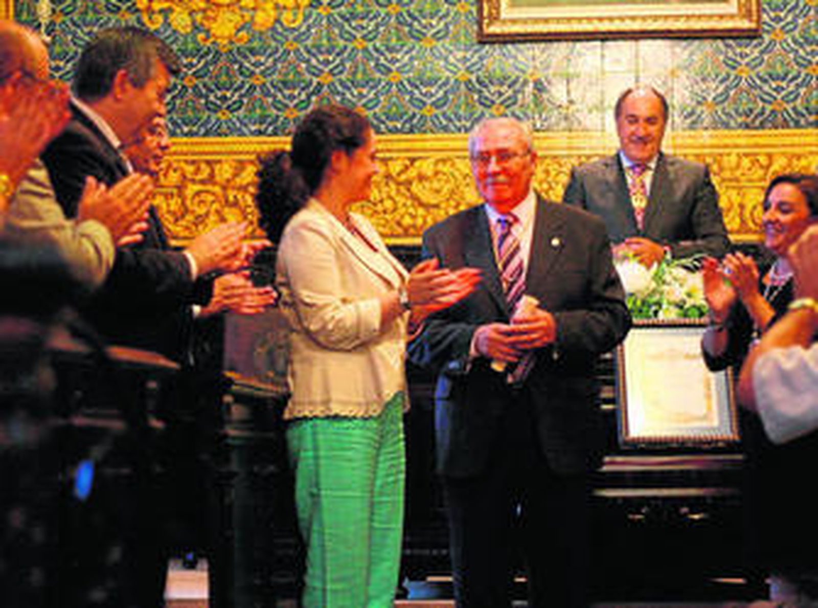 Pereña, entre Nieto y Zarzuela, recibe el aplauso de la corporación en el pleno presidido por Landaluce.