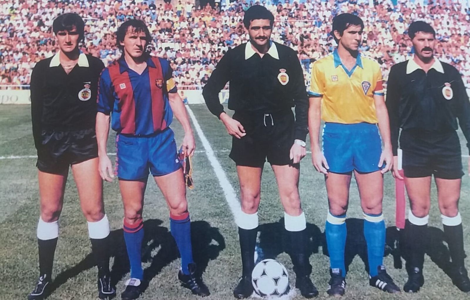 En un Cádiz-Barça de un Trofeo Carranza, con Tente Sánchez y Escobar de capitanes y Chirino y Navarrete como jueces de línea.