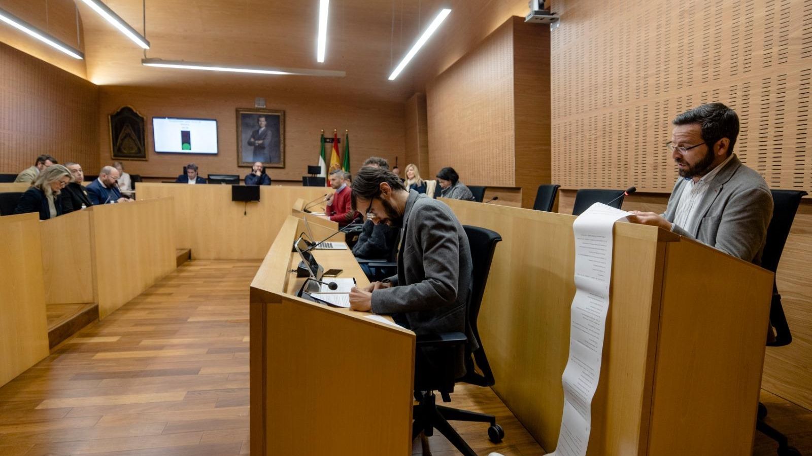 La lista de reproches de Javier Botella se escenificó en un folio interminable.