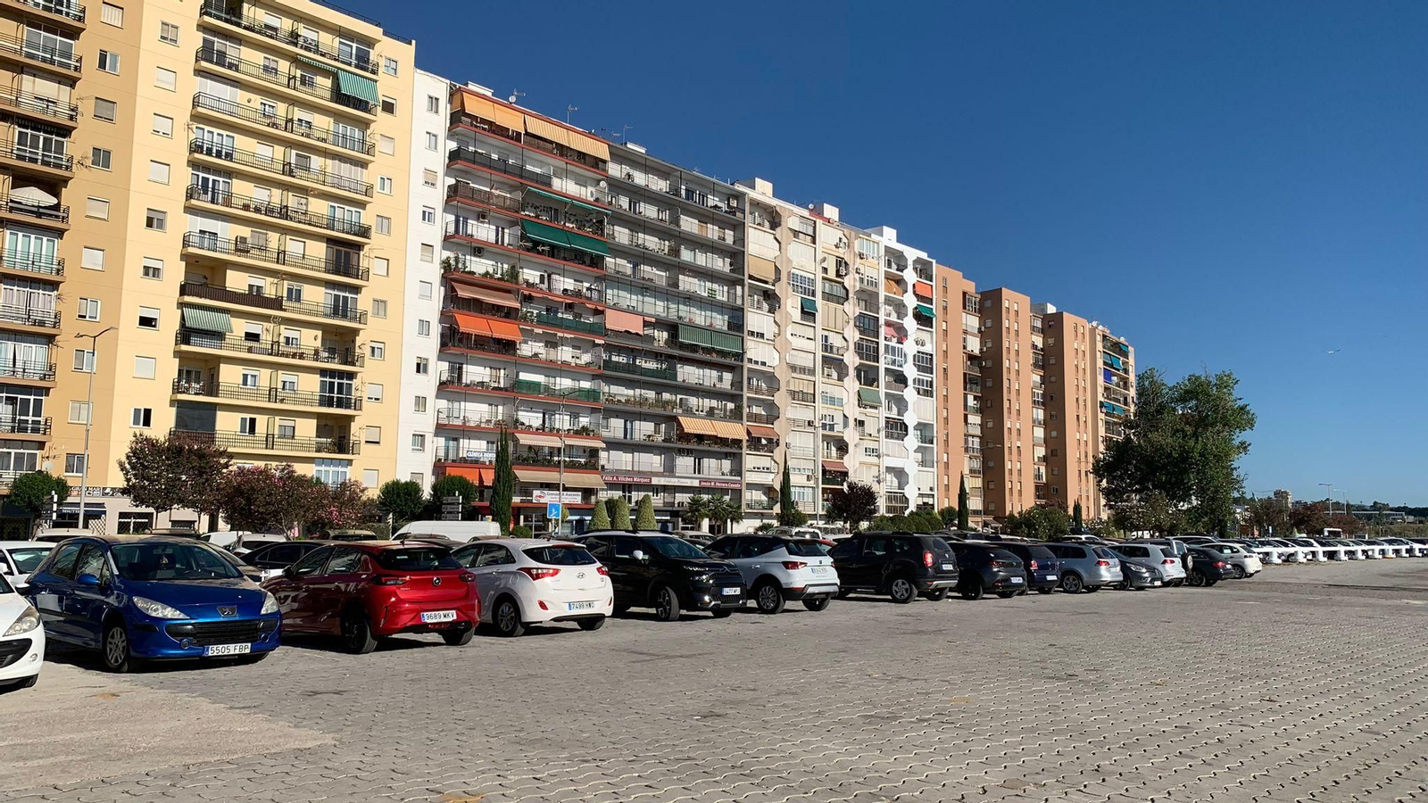 Los primeros vehículos aparcados en el Llano Amarillo, este miércoles