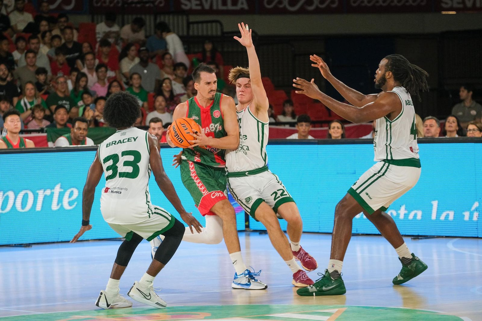 Dedovic es defendido por hasta tres jugadores del Huesca La Magia.