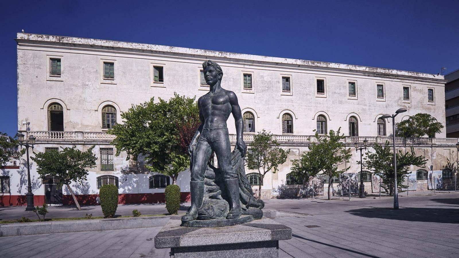 La fachada posterior del edificio, con la escultura del marinero, refleja la monumentalidad del histórico Hospital.