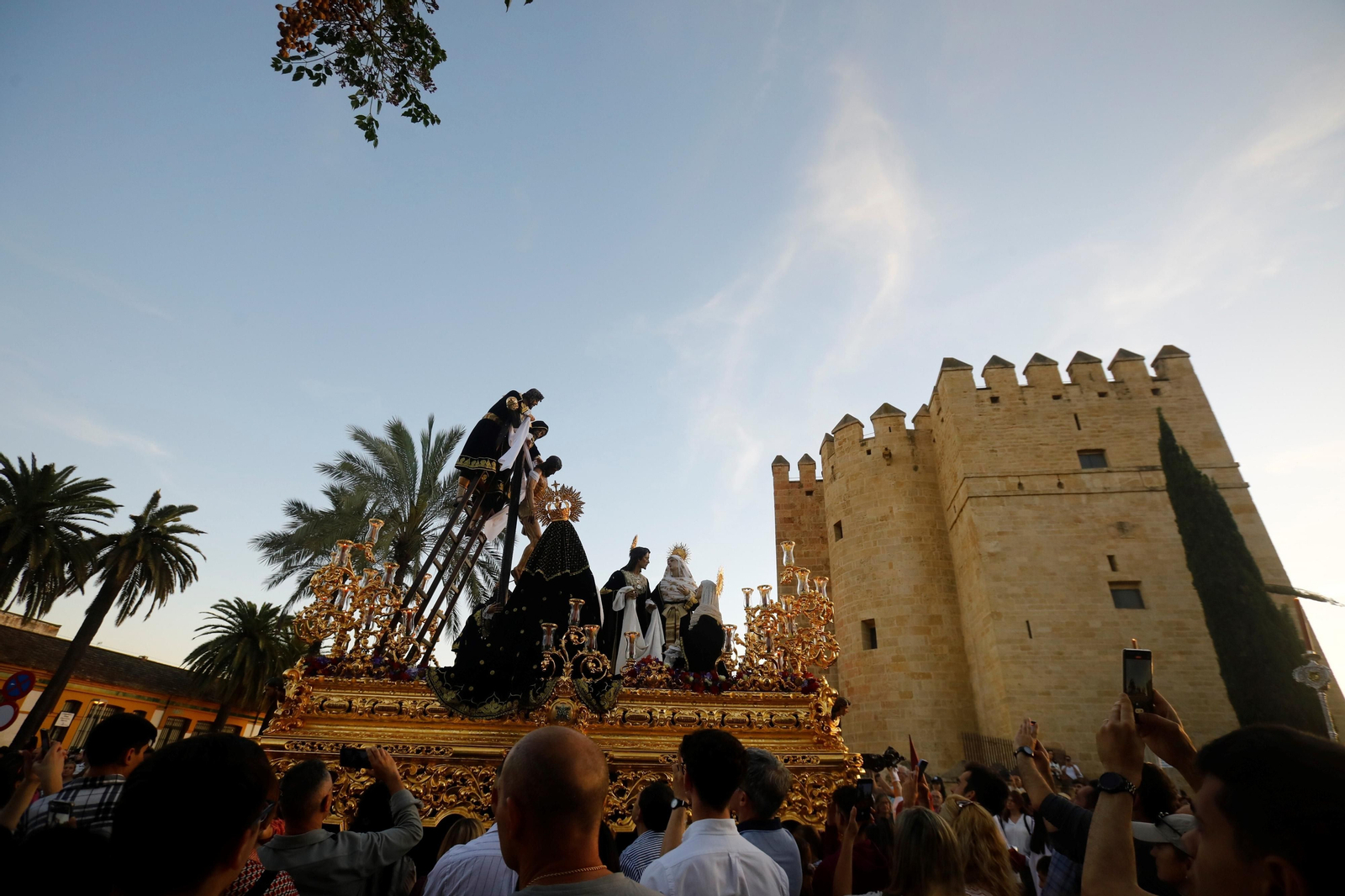 Viernes Santo en Córdoba: la procesión del Descendimiento, en imágenes